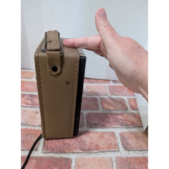 Vintage - 8" Stewart AM/FM Radio Tan Case, Plug In/Battery Powered, Tested Works - Picture 6 of 9